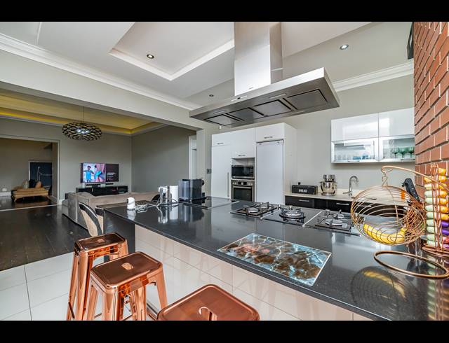 4 BEDROOM TOWNHOUSE FOR SALE IN ESSENWOOD
